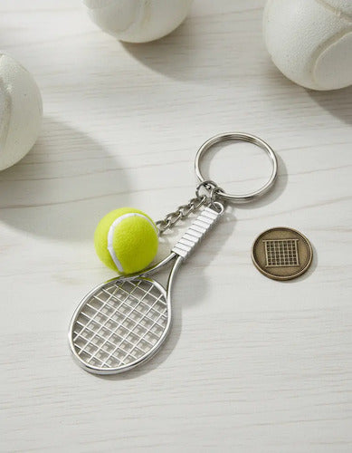 Llavero de raqueta y pelota de tenis en plateado y verde
